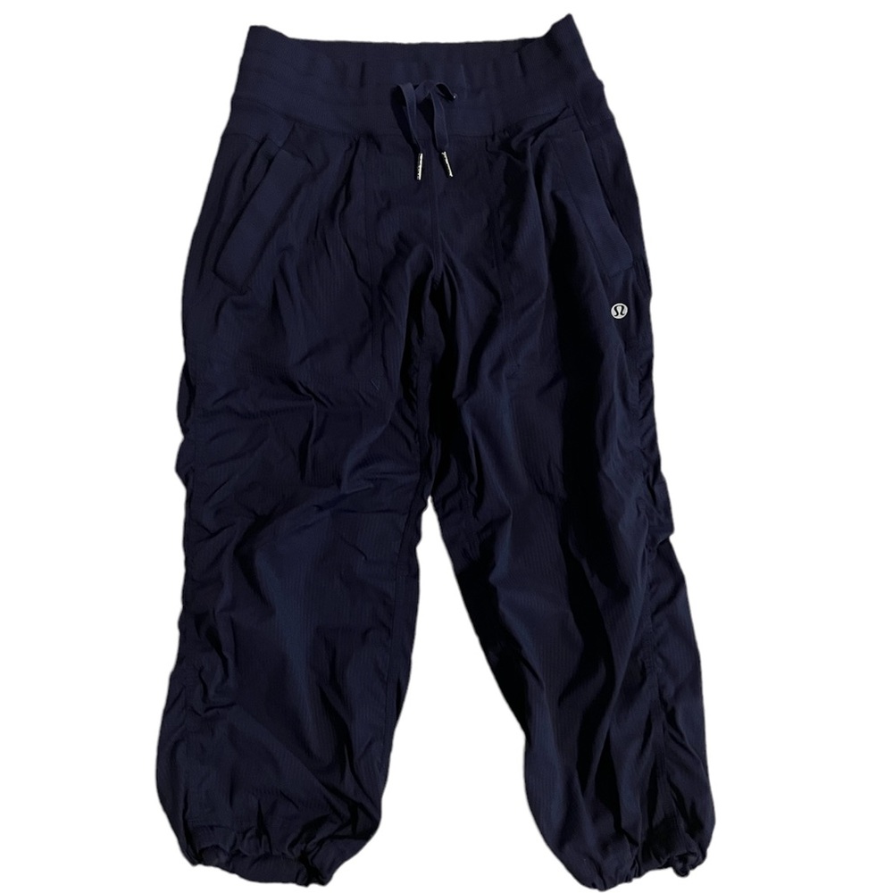 Lululemon cropped pants size 2 navy in color
